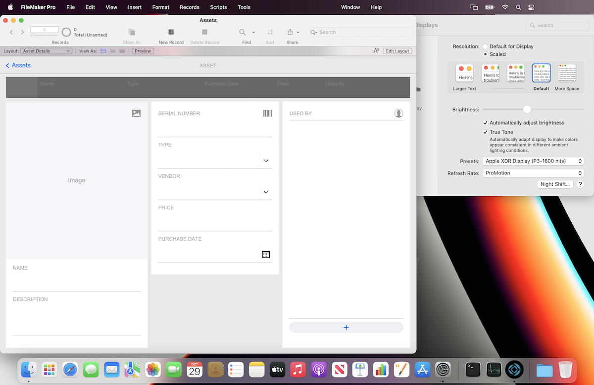Liquid Retina XDR ディスプレイを搭載した MacBook Pro での FileMaker Pro のメニューの分割 Liquid Retina XDR ディスプレイを搭載した MacBook Pro での FileMaker Pro のメニューの分割