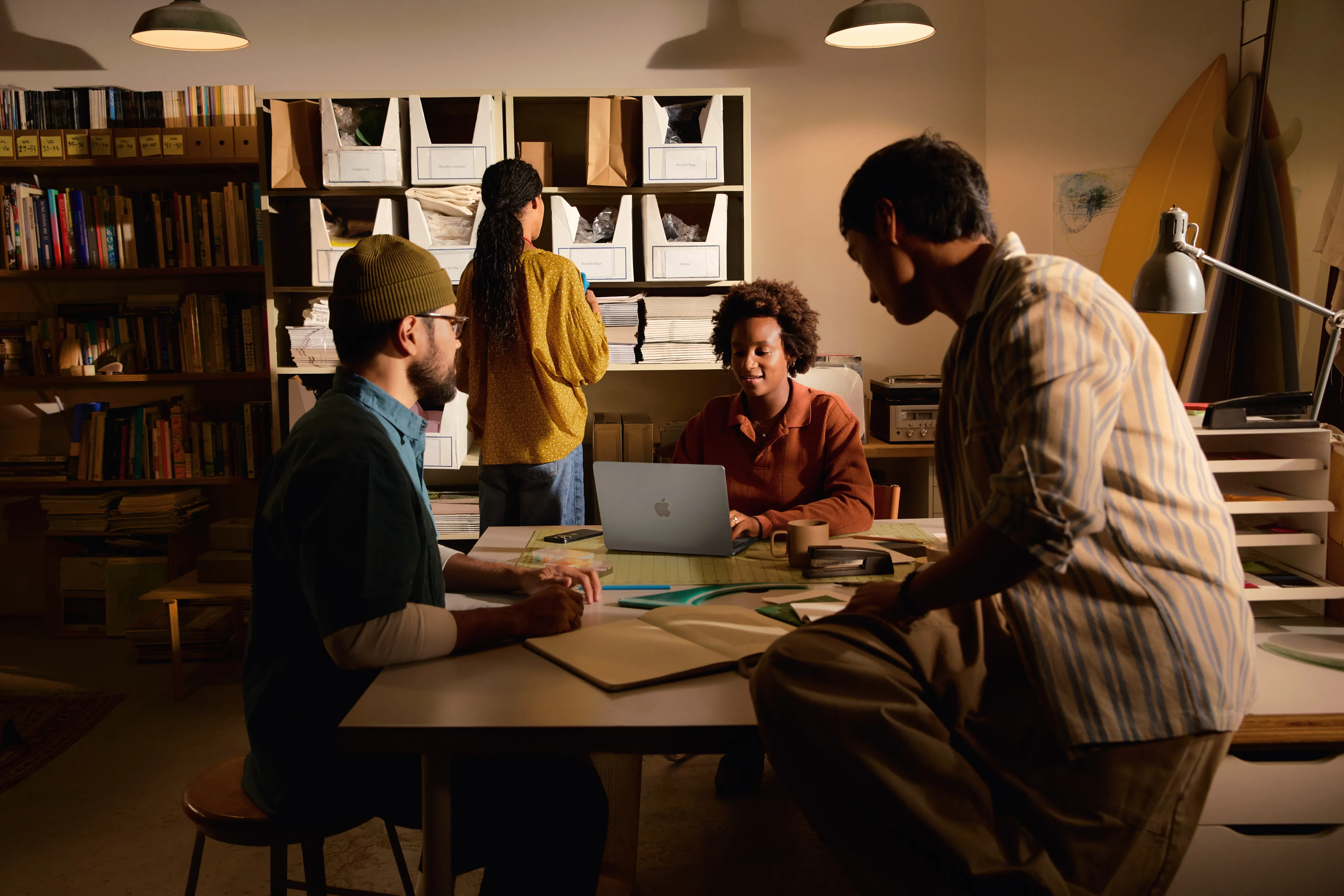 Un team che collabora attorno a un tavolo in uno studio creativo