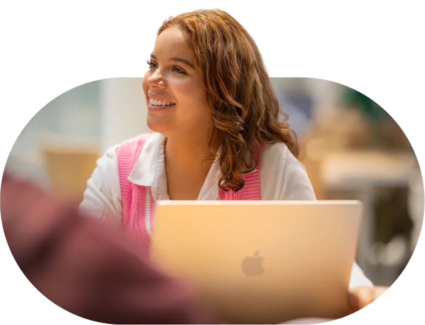 Una persona che controlla la propria versione di FileMaker su un laptop.