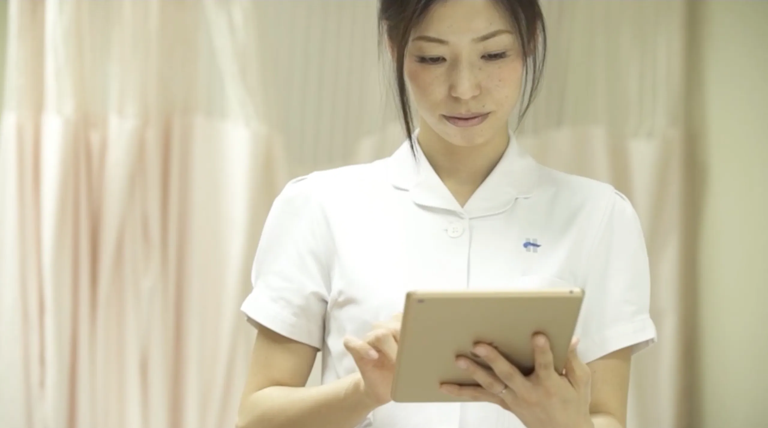 Un'infermiera del National Hospital Organization Osaka Medical Center che utilizza un tablet